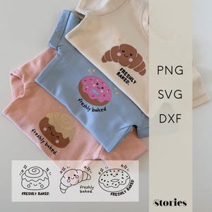 Könnte beinhalten: Drei Baby-Bodys in Pastelltönen: Rosa, Blau und Creme. Jedes Kleidungsstück hat eine Cartoon-Grafik von Backwaren, darunter ein Croissant, ein Donut und eine Zimtschnecke, mit dem Text "freshly baked". Zusätzliche Grafiken werden unten angezeigt.