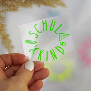 Handgemachtes Bügelbild „Schulkind“ mit bunten Schulutensilien wie Geodreieck, Stift und Radiergummi – ideal für den Schulstart.