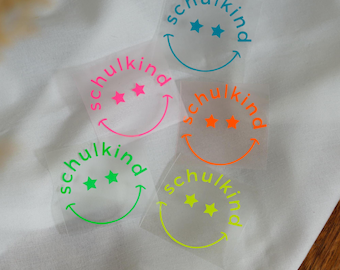 Bügelbild Aufnäher Patch Plott - Schulkind Smiley-Gesicht, Spruch Schriftzug, Einschulung Geschenk, Schulanfang 2026, neon Farben