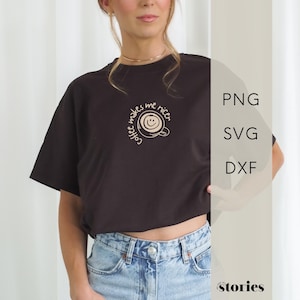 Può includere: Una t-shirt a maniche corte marrone scuro con la grafica di una tazza di caffè con una faccina sorridente e il testo "Coffee makes me nicer" disposto in cerchio. L'immagine mostra anche il testo "PNG", "SVG", "DXF" e "stories".
