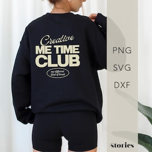 Könnte beinhalten: Schwarzes Sweatshirt mit cremefarbenem Text "Creative ME TIME CLUB". Darunter der Satz "my different kind of break" in einem Oval. Das Sweatshirt wird mit schwarzen Shorts kombiniert.