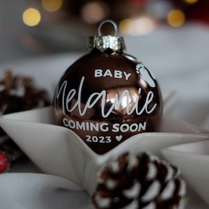 Gepersonaliseerde tekststicker ter herinnering aan de geboorte van een baby - gepersonaliseerde vinylsticker, kerstbal voor aanstaande ouders, aangepaste naam