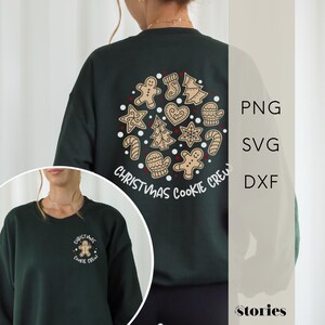 Könnte beinhalten: Dunkelgrünes Sweatshirt mit einem kreisförmigen Design aus Lebkuchenkeksen und dem Text "Christmas Cookie Crew". Das Design umfasst Lebkuchenmänner, Sterne, Bäume und Fäustlinge. Eine kleinere Version des Designs befindet sich auf der Vorderseite.