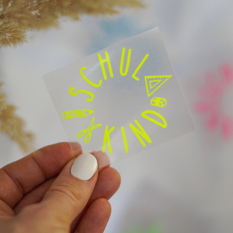 Handgemachtes Bügelbild „Schulkind“ mit bunten Schulutensilien wie Geodreieck, Stift und Radiergummi – ideal für den Schulstart.