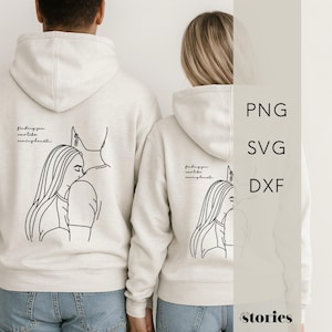 以下が含まれることがあります： 背中に抱き合うカップルの線画が描かれた、ベージュ色のパーカー2着。 パーカーにはフードとフロントポケットが付いています。 図の上には「finding you was like coming home」というテキストがあります。 画像の右側には、ファイルの種類が表示されています：PNG、SVG、DXF。