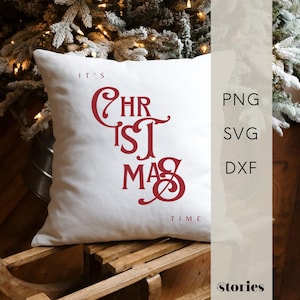 Puede incluir: Un cojín cuadrado blanco con las palabras "IT'S CHRISTMAS TIME" en escritura roja. El cojín está sobre un trineo de madera, con un árbol de Navidad nevado en el fondo. La imagen también incluye los tipos de archivo PNG, SVG y DXF.