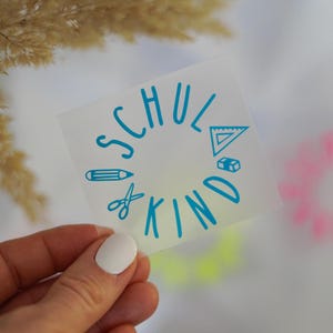 Handgemachtes Bügelbild „Schulkind“ mit bunten Schulutensilien wie Geodreieck, Stift und Radiergummi – ideal für den Schulstart.