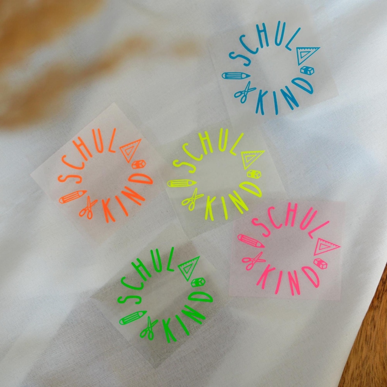 Handgemachtes Bügelbild „Schulkind“ mit bunten Schulutensilien wie Geodreieck, Stift und Radiergummi – ideal für den Schulstart.
