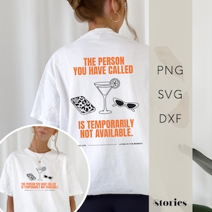 以下が含まれることがあります： THE PERSON YOU HAVE CALLED IS TEMPORARILY NOT AVAILABLEというオレンジ色の文字がプリントされた白いTシャツ。文字の下には、ヒョウ柄のスマートフォン、マティーニグラス、キャットアイサングラスの黒い線画イラストが描かれています。