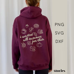 Puede incluir: Sudadera con capucha burdeos con un gráfico blanco en la espalda que incluye una taza de café, tijeras, tarta, libros, hilo, una hoja de arce, una calabaza y una máquina de coser. El texto dice "i waited all summer for this."
