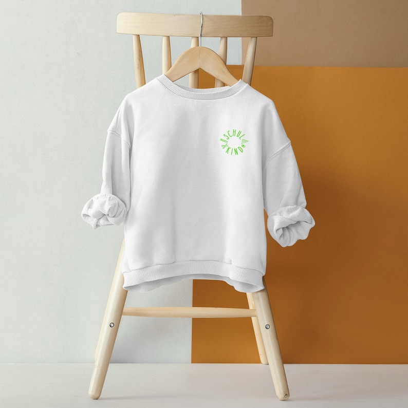 Handgemachtes Bügelbild „Schulkind“ mit bunten Schulutensilien wie Geodreieck, Stift und Radiergummi – ideal für den Schulstart.