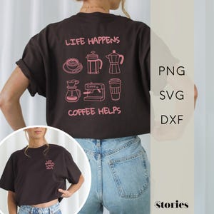 Könnte beinhalten: Ein dunkelbraunes T-Shirt mit dem Text "LIFE HAPPENS COFFEE HELPS" in Rosa. Auf der Rückseite des Shirts befinden sich rosa Illustrationen von Kaffee-Artikeln. Das Shirt wird mit einer blauen Jeans kombiniert.