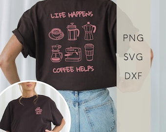Puede incluir: Una camiseta marrón oscuro con el texto "LIFE HAPPENS COFFEE HELPS" en rosa. La parte posterior de la camiseta presenta ilustraciones rosas de artículos relacionados con el café. La camiseta se combina con unos vaqueros azules.