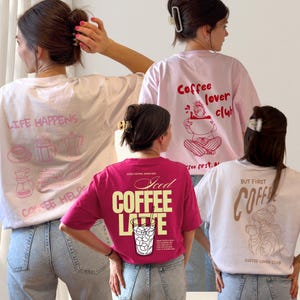 Könnte beinhalten: Vier kurzärmelige T-Shirts in Weiß, Hellrosa und Magenta, die jeweils auf der Rückseite kaffeebasierte Grafiken und Schriftzüge zeigen. Die Designs umfassen Abbildungen von Kaffeebereitern, einer Person mit Tasse und Eiskaffee.
