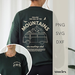 Könnte beinhalten: Ein dunkelgrünes Langarm-Sweatshirt mit einer cremefarbenen Grafik auf der Rückseite, die einen Van, ein Gebirge, Vögel sowie den Text "FOLLOW THE CALL OF THE MOUNTAINS" und "the road trip club" zeigt. Eine kleinere passende Grafik befindet sich vorne.