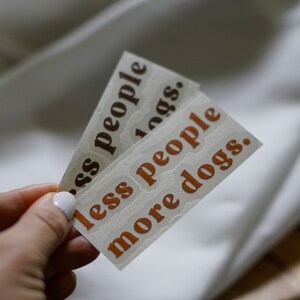 Sticker - belettering "minder mensen meer honden.", vinylsticker voor spiegels, interieurdecoratie, cadeau voor hondenbezitters