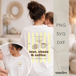 Może przedstawiać: Biała koszulka z graficznym wzorem z napisem "love, chaos & coffee" i frazą "In My Mom Era". Projekt zawiera serce, filiżankę kawy i inne ilustracje. Koszulka jest noszona przez osobę trzymającą dziecko.