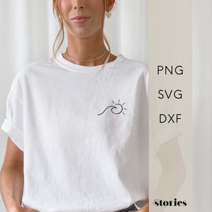 Puede incluir: Camiseta blanca con un dibujo simple de un sol y una ola en la parte delantera. Formatos de archivo PNG, SVG y DXF disponibles.