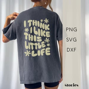 File plotter SVG - Dichiarazione che dice "Penso che mi piaccia questa piccola vita" | download digitale, file PNG DXF per maglietta e felpa con cappuccio