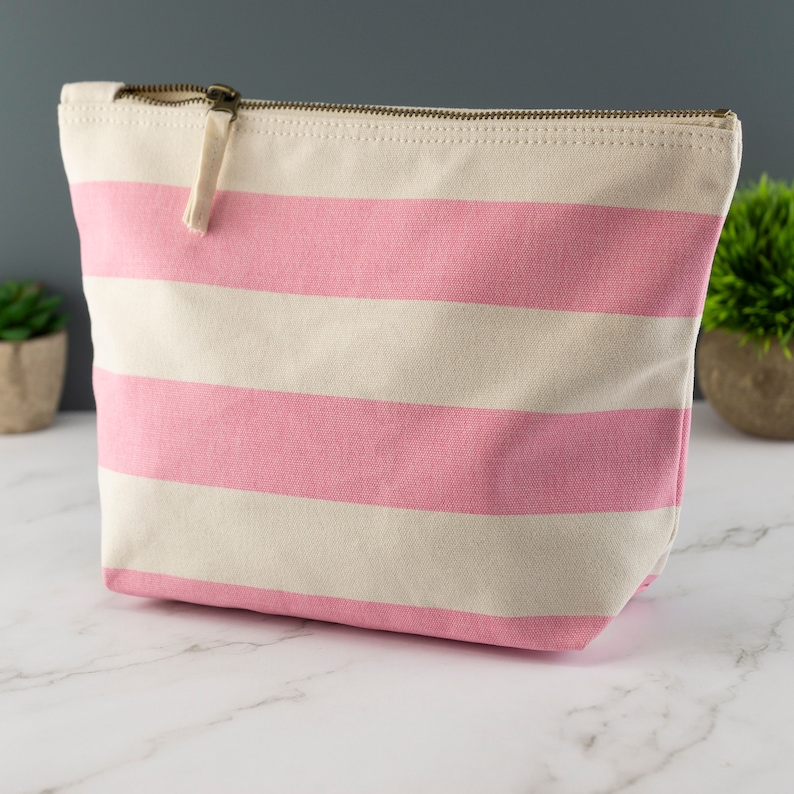 Personalisierte gestreifte Segeltuch-Zubehör-Tasche gestickte kundengebundene gestreifte Toilettentasche Reise-Beutel Pink/Natural