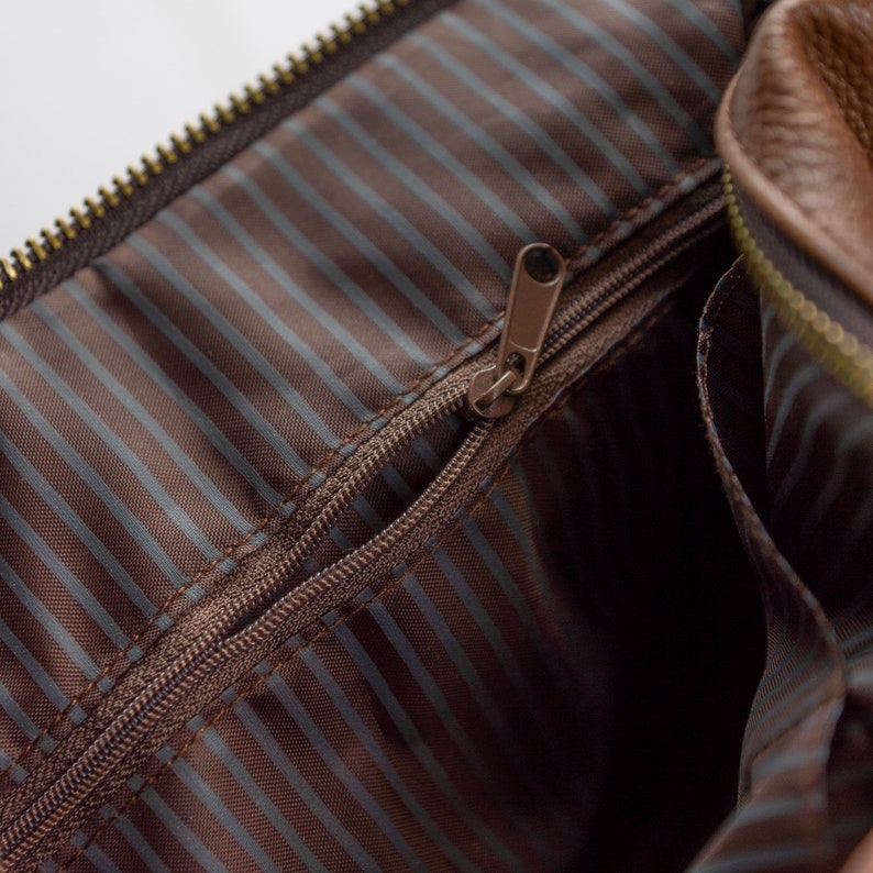 Bolso de lavado de cuero para hombre bordado personalizado con correa negra o marrón Bolso de tocador de cuero vegano para hombre bordado con iniciales imagen 6