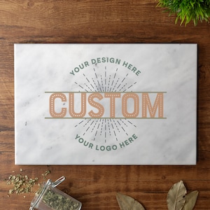 Puede incluir: Tabla de cortar de mármol blanco con un diseño personalizado. El diseño presenta un sol radiante con la palabra "CUSTOM" en el centro. Los textos "YOUR DESIGN HERE" y "YOUR LOGO HERE" también están incluidos.