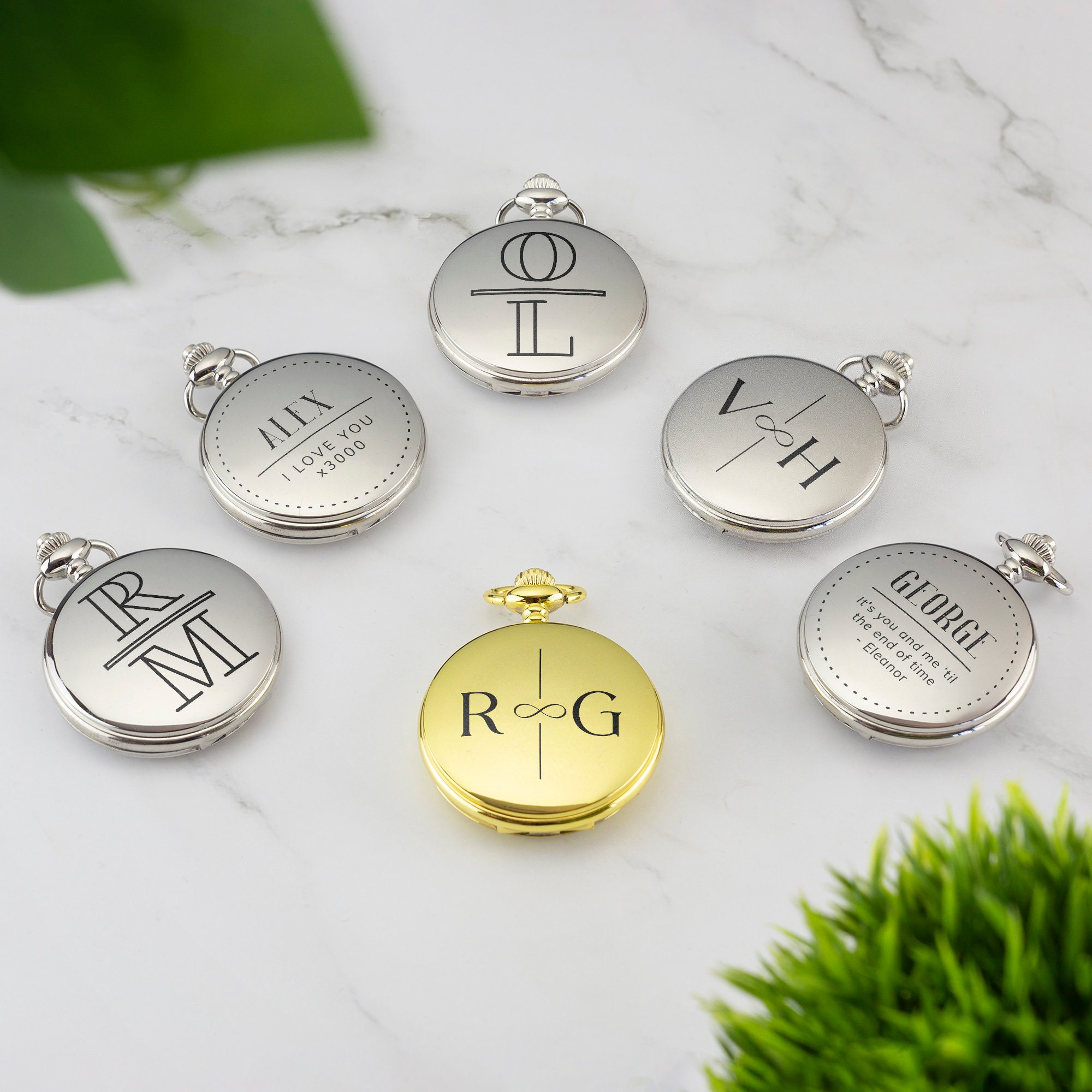 お好みのイニシャルをプリントしたパーソナライズ懐中時計。ゴールドとシルバーからお選びいただけます。 - Etsy 日本