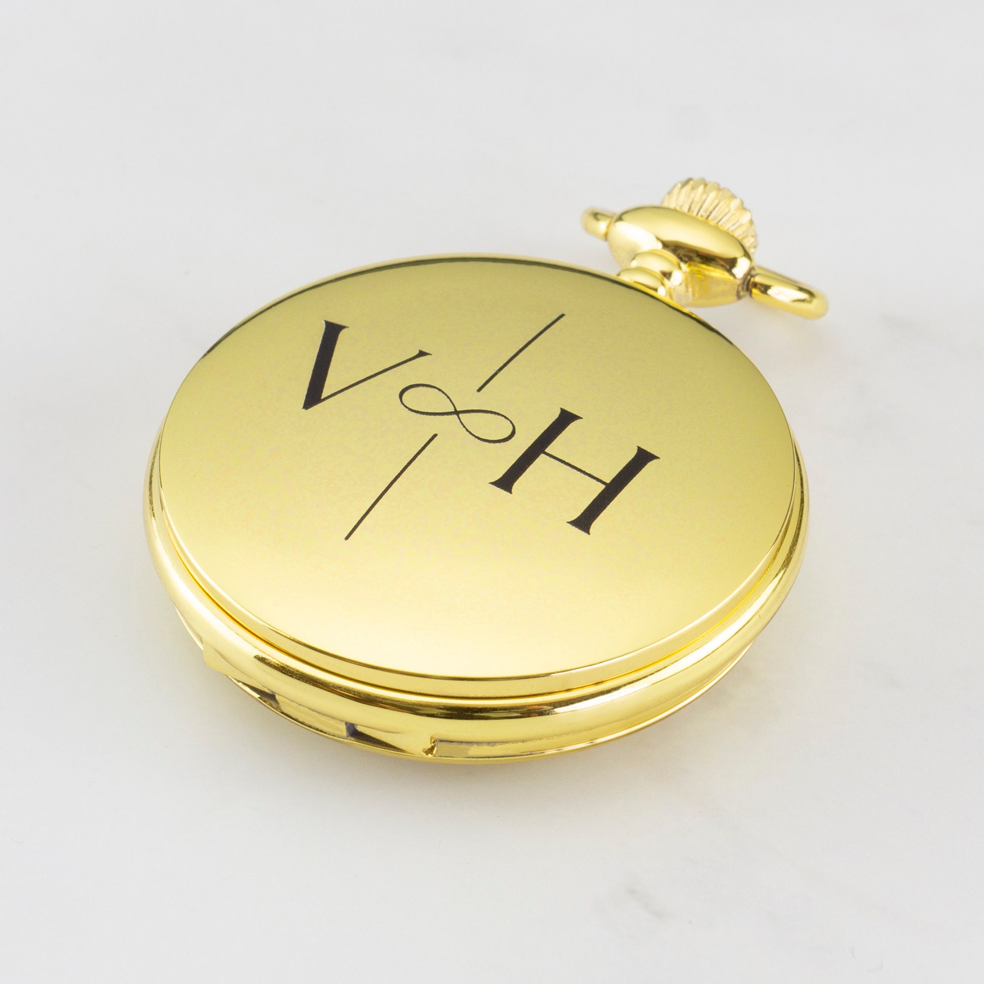 お好みのイニシャルをプリントしたパーソナライズ懐中時計。ゴールドとシルバーからお選びいただけます。 - Etsy 日本