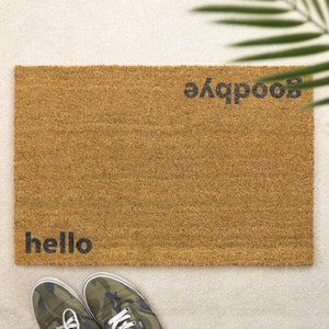 Felpudo con cepillo para la puerta, divertido felpudo para la puerta de entrada con texto en inglés "Hola, adiós", personalizado, regalo para parejas