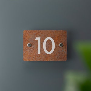 Tabliczka z numerem domu wydrukowana z efektem rdzy Oznakowanie adresowe akryl z efektem rdzy dostępne w wielu rozmiarach Small 148mm x 104mm