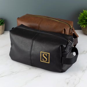 Trousse de toilette pour homme en cuir synthétique brodée personnalisée avec sangle noire ou marron - Trousse de toilette pour homme en cuir végétalien brodée d'un monogramme.
