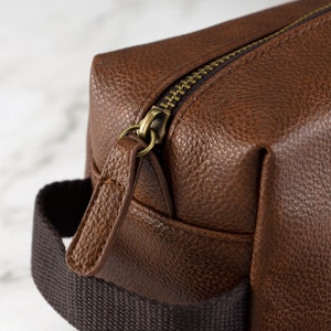 Bolso de lavado de cuero para hombre bordado personalizado con correa negra o marrón Bolso de tocador de cuero vegano para hombre bordado con iniciales imagen 4