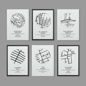 Op de afbeelding: Zes zwart-witte ingelijste prints met een witte achtergrond. Elke print heeft een cirkel met een zwart-witte kaart erin. De cirkel is gecentreerd op een blauwe stip. Elke print heeft een titel en een adres onder de cirkel. De titels zijn 3 Maryfield Crescent, 154 Johnson Street, 36 Evergreen Terrace, 10 Church Road, 2 Via Martini en 29 Carter Avenue.