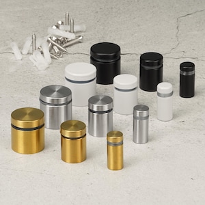 Può includere: Assortimento di alzatine rotonde per espositori in metallo, in oro, argento, nero e bianco. Le alzatine sono di diverse dimensioni e vengono utilizzate per elevare ed esporre gli articoli.