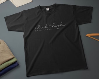 Tjocka lår räddar liv T-shirt i olika storlekar och färger Rolig t-shirt