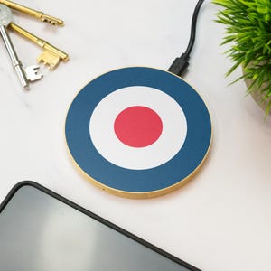 Cargador inalámbrico de madera con diseño de medallón de la RAF para teléfono móvil.