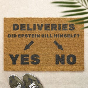 Könnte beinhalten: Eine rechteckige Fußmatte aus natürlicher Kokosfaser. Die Matte zeigt den Text "DELIVERIES" über der Frage "DID EPSTEIN KILL HIMSELF?" mit Pfeilen, die auf "YES" und "NO" darunter zeigen. Camouflage-Sneaker sind unten.