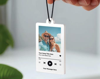 Könnte beinhalten: Ein weißes rechteckiges Ornament mit schwarzem Band, das ein Foto eines Paares am Strand zeigt. Das Ornament hat ein Musikplayer-Oberflächendesign mit Text: "Your Song Title Here", "Your Artist Name Here" und "Your Message Here".