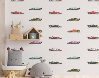 以下が含まれることがあります： 白い壁に、カラフルなレーシングカーが繰り返し描かれたパターンがあります。車は赤、青、黄、緑、ピンクなど、さまざまな色です。手前に灰色のぬいぐるみがいくつかあります。
