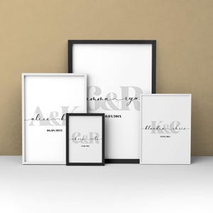 Peut inclure: Quatre impressions encadrées avec une typographie en noir et blanc. Les impressions présentent les noms des couples et leurs dates de mariage. Les impressions sont de tailles différentes et sont disposées en quinconce.
