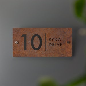 Tabliczka z numerem domu wydrukowana z efektem rdzy Oznakowanie adresowe akryl z efektem rdzy dostępne w wielu rozmiarach zdjęcie 5