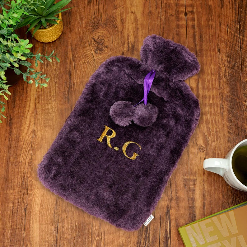 Personalisierte Wärmflasche Gestickte Plüsch-Kunstpelz mit Pom Poms Weihnachtsgeschenk Purple