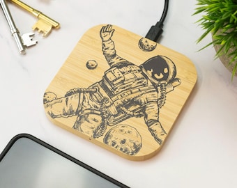 Astronaut Wireless Charger Wooden Space Explorer Galaxy Design Cosmic Desk Accessory Gift