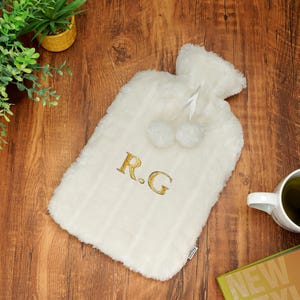 Personalisierte Wärmflasche Gestickte Plüsch-Kunstpelz mit Pom Poms Weihnachtsgeschenk Cream