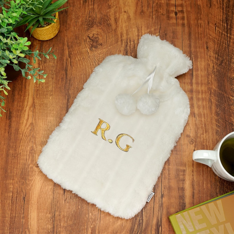 Personalisierte Wärmflasche Gestickte Plüsch-Kunstpelz mit Pom Poms Weihnachtsgeschenk Cream