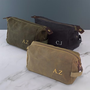Personalisierte bestickte Herren-Kulturtasche aus Canvas mit Riemen Schwarz, Grün oder Sand - Herren-Kulturtasche mit Initialen bestickt