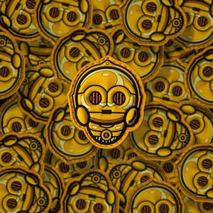 以下が含まれることがあります： 黄色と茶色のC-3POパッチのコレクション。パッチは、象徴的なスターウォーズドロイドの頭部の詳細なデザインを特徴とし、黒いアウトラインとアクセントが付いています。パッチは、衣類やアクセサリー用である可能性があります。