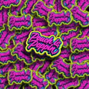 Könnte beinhalten: Eine Sammlung lebendiger Aufkleber mit dem Schriftzug "Pouch is Poppin" in einer stilisierten Schriftart. Der Text ist hauptsächlich pinkfarben mit einer blauen und gelben Umrandung, wodurch ein 3D-Effekt entsteht. Die Aufkleber sind über das Bild verstreut.