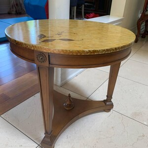 Table d'appoint néoclassique traditionnelle en bois massif avec accents en laiton