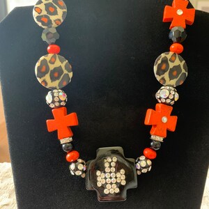 Imprimé orange, noir et léopard, collier trapu et perlé
